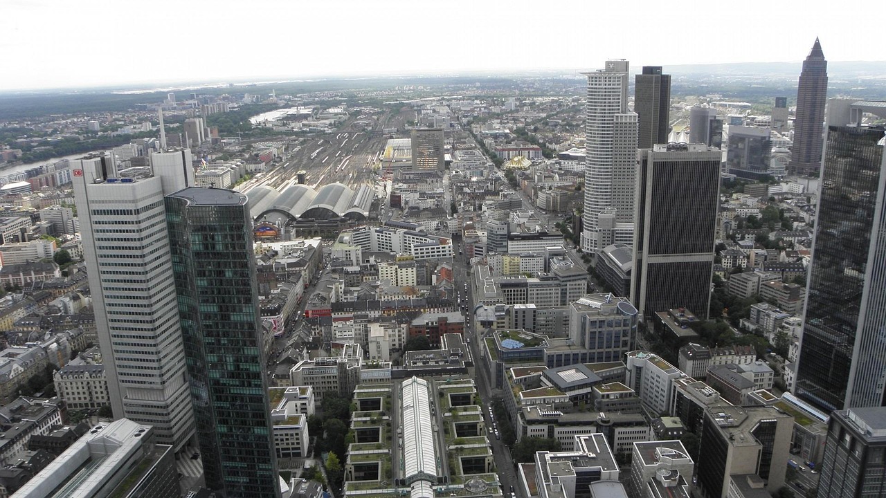 「上海市松江区一地调整为中风险」〃上海市松江区荣乐西路今天晚上发生了车祸
